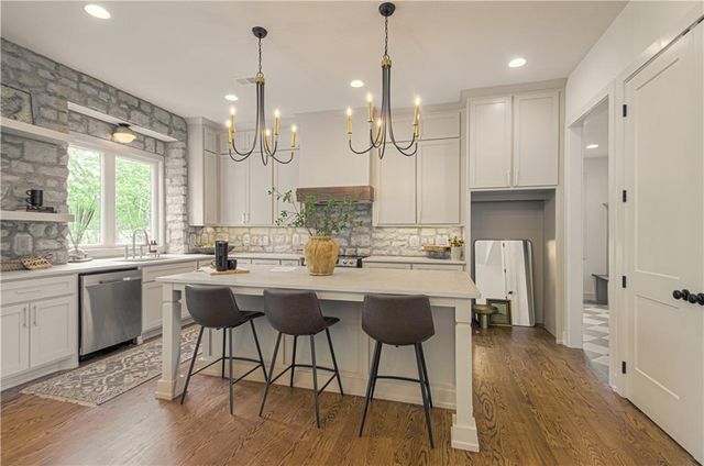 2150 NW Scenic View Drive, Riverside, MO 64150