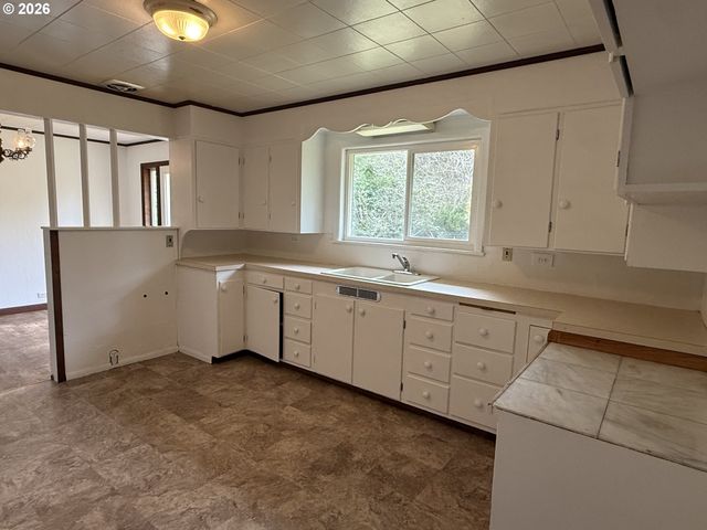 42710 SILVER SPRINGS Rd, Port Orford, OR 97465