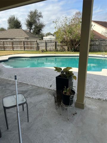 925 N Amy Drive, Deer Park, TX 77536