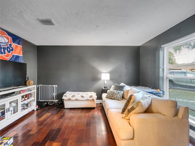 925 N Amy Drive, Deer Park, TX 77536