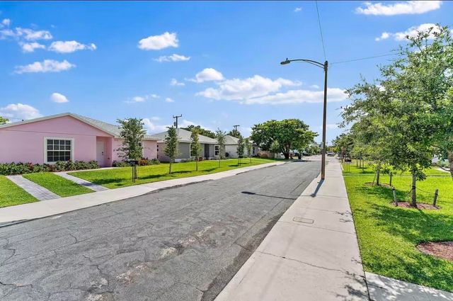 565 Lilac Court, West Palm Beach, FL 33407