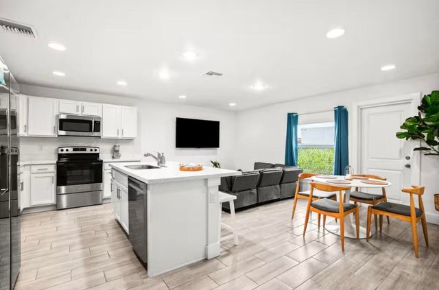 565 Lilac Court, West Palm Beach, FL 33407