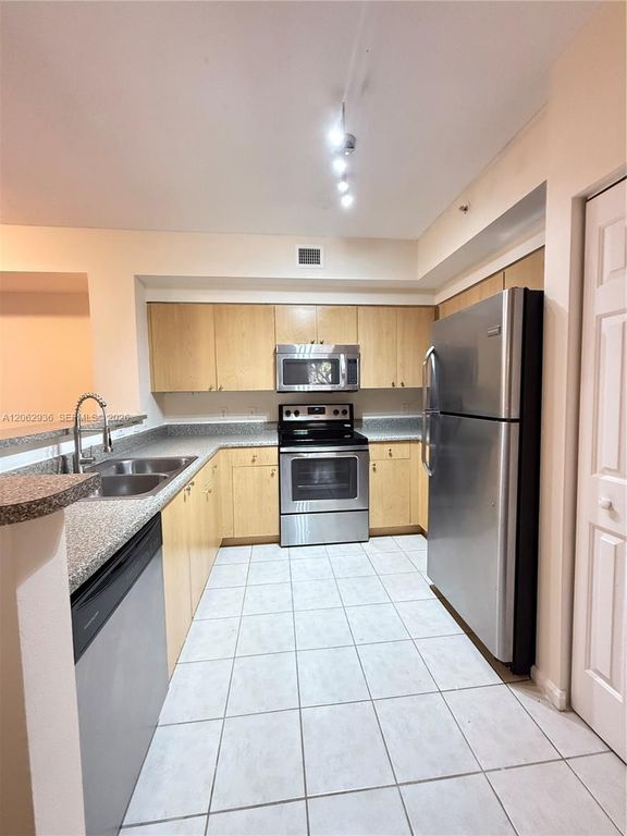 7940 N Nob Hill Rd 204, Tamarac, FL 33321