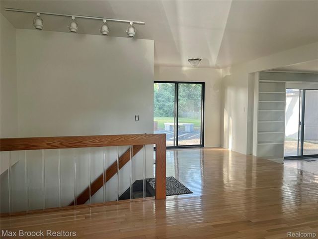 2103 Virginia Drive, Troy, MI 48083
