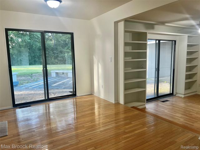 2103 Virginia Drive, Troy, MI 48083