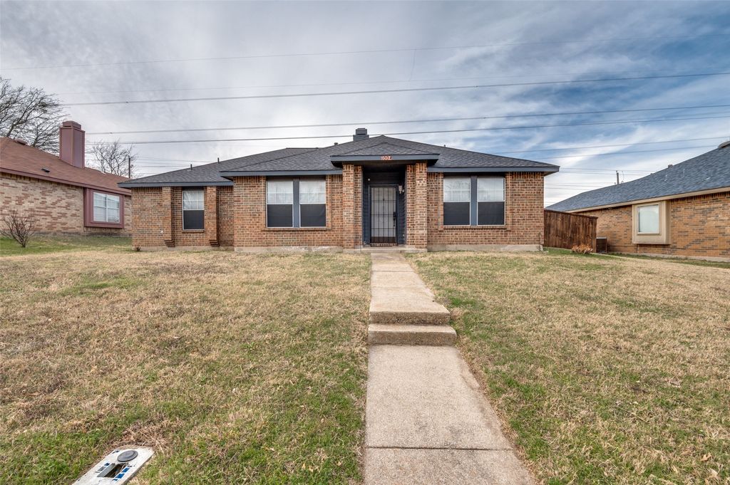 1004 Eagle Drive, Desoto, TX 75115