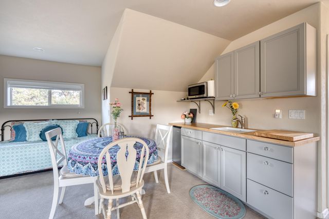 7170 NW River Springs Road, Redmond, OR 97756