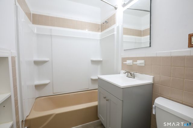 1 Camelot Drive APT 2, Bloomfield, CT 06002