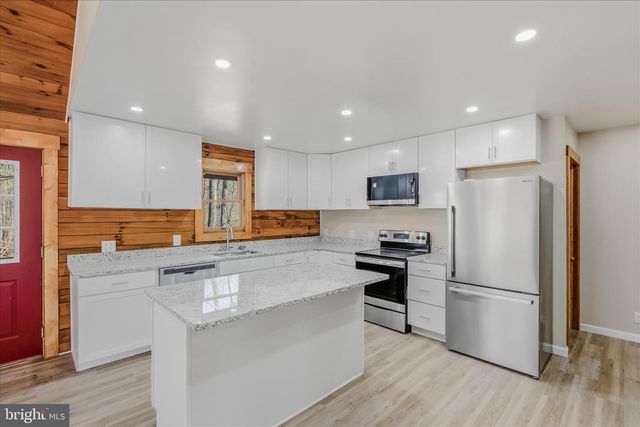 430 HOMEWOOD HOLLOW LN, Berkeley Springs, WV 25411