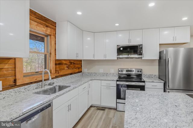 430 HOMEWOOD HOLLOW LN, Berkeley Springs, WV 25411