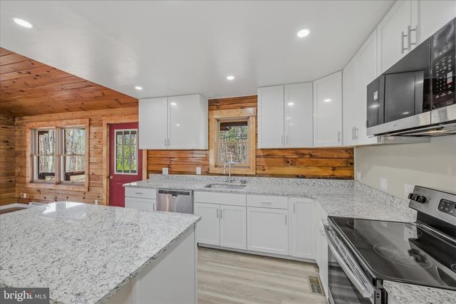 430 HOMEWOOD HOLLOW LN, Berkeley Springs, WV 25411