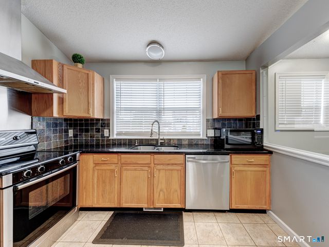 6 Wilson Way, Manchester, CT 06040