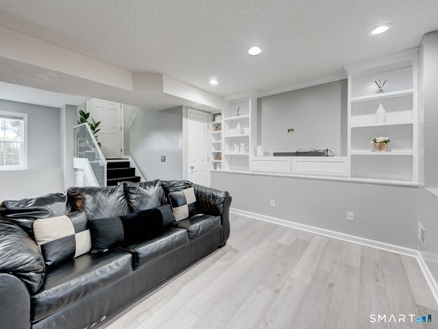 6 Wilson Way, Manchester, CT 06040