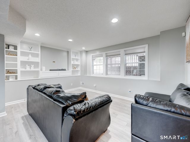 6 Wilson Way, Manchester, CT 06040