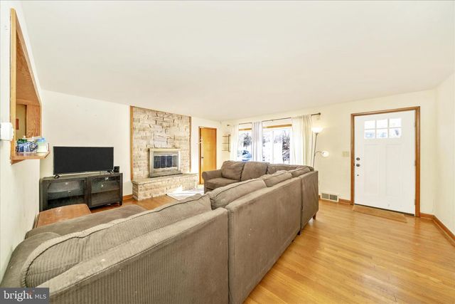 11812 ROBINWOOD DR, Hagerstown, MD 21742