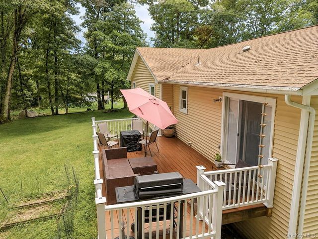 386 Nashopa Road, Bloomingburg, NY 12721