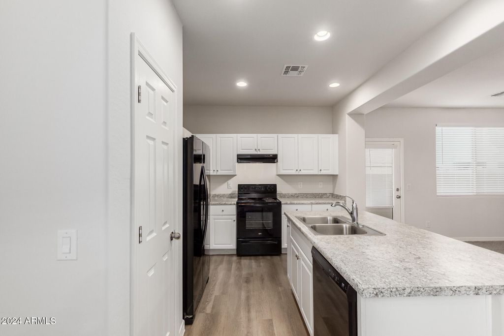 Image 14 of property listing at 919 E AGUA FRIA Lane, Avondale, AZ 85323