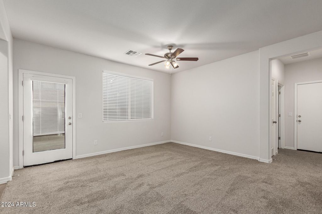 Image 9 of property listing at 919 E AGUA FRIA Lane, Avondale, AZ 85323