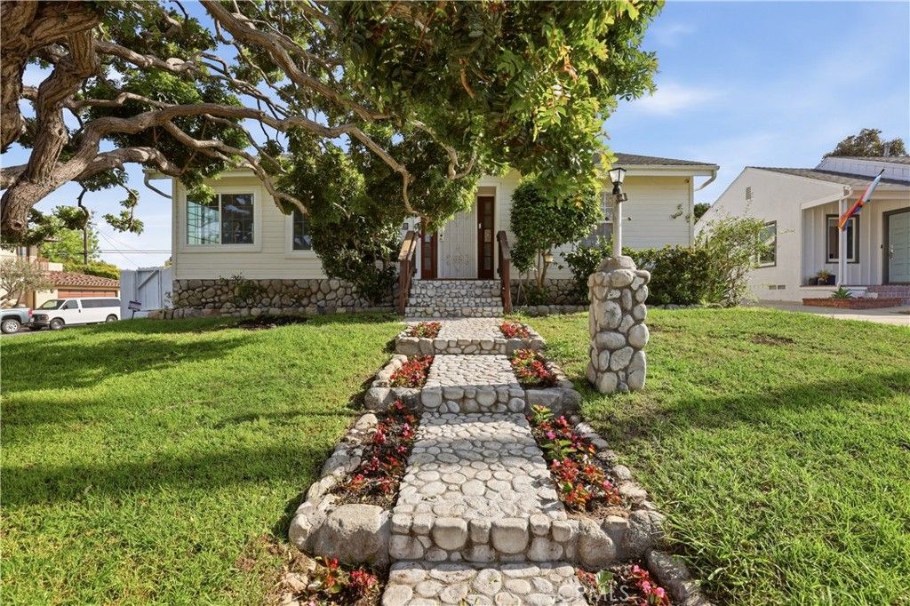 Image 6 of property listing at 6200 W 77th Street, Los Angeles, CA 90045