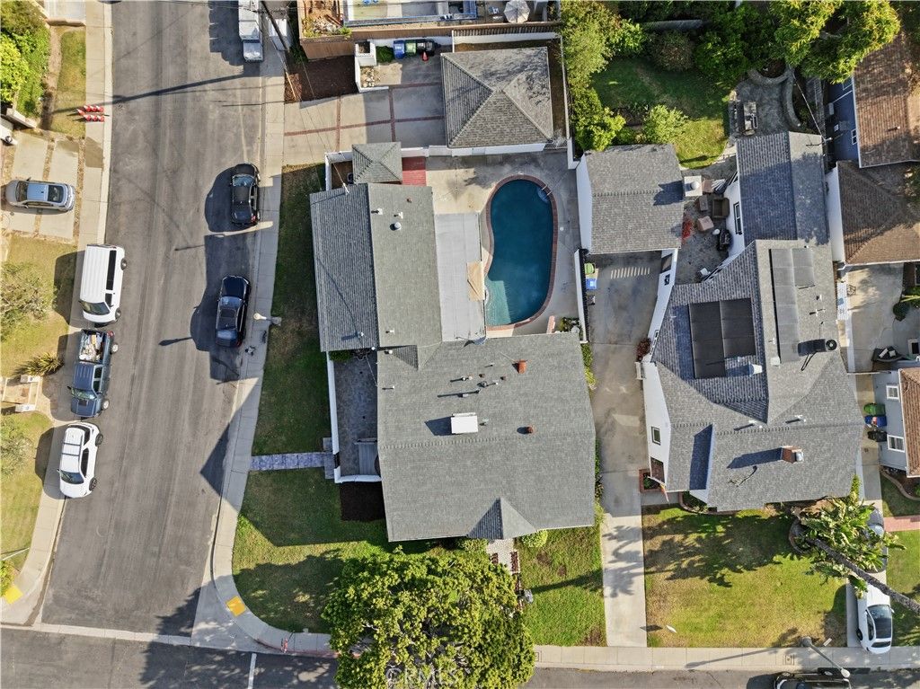 Image 7 of property listing at 6200 W 77th Street, Los Angeles, CA 90045