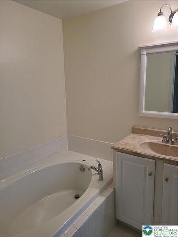 1600 Oakridge Lane, Hellertown Boro, PA 18055