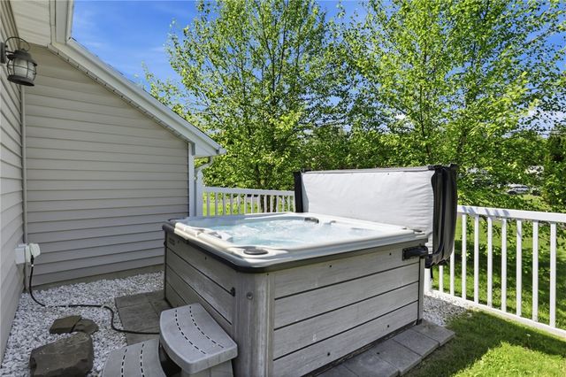 1064 Fawn Wood Drive, Webster, NY 14580