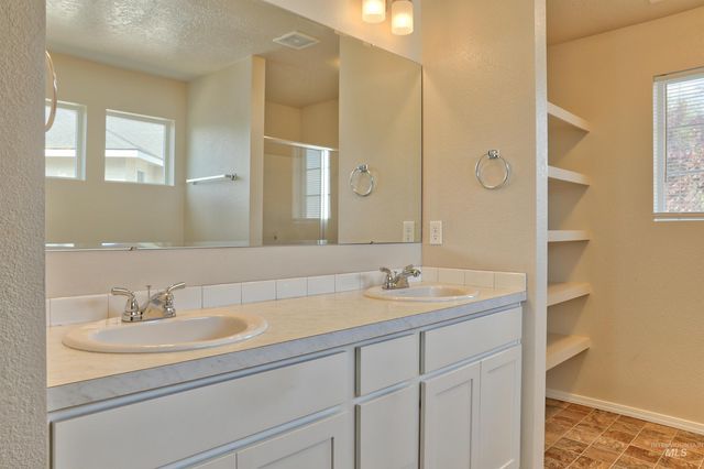 722 N Stucker Ave, Meridian, ID 83642