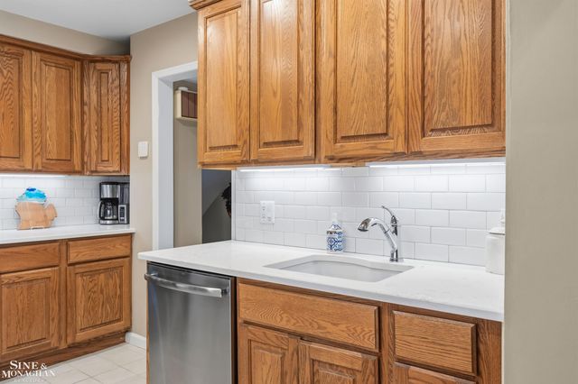 19277 Raymond Street, Grosse Pointe Woods, MI 48236