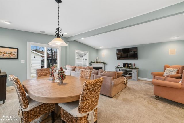 19277 Raymond Street, Grosse Pointe Woods, MI 48236