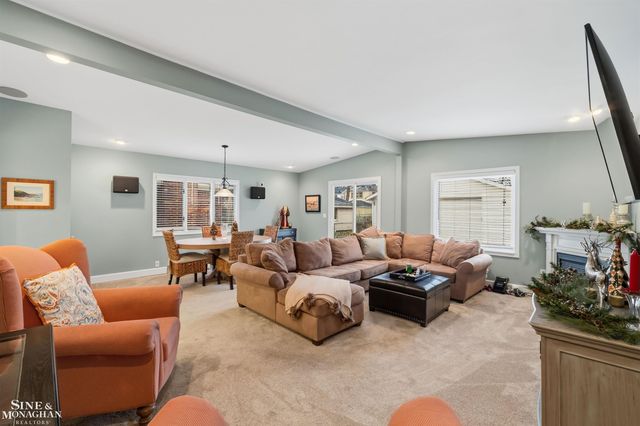 19277 Raymond Street, Grosse Pointe Woods, MI 48236