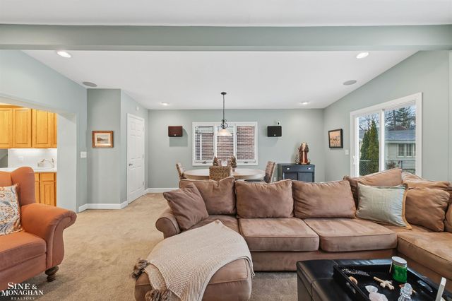 19277 Raymond Street, Grosse Pointe Woods, MI 48236