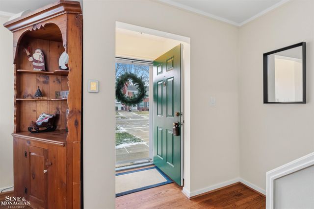 19277 Raymond Street, Grosse Pointe Woods, MI 48236