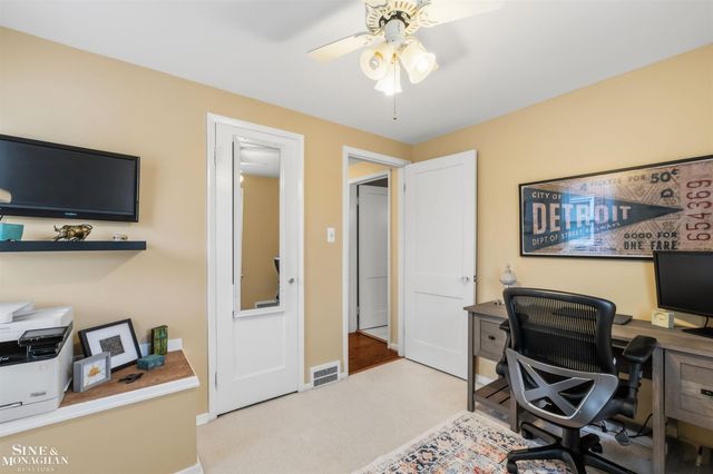 19277 Raymond Street, Grosse Pointe Woods, MI 48236