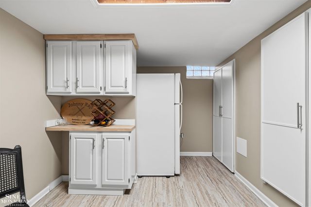 19277 Raymond Street, Grosse Pointe Woods, MI 48236