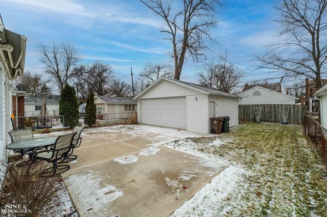 19277 Raymond Street, Grosse Pointe Woods, MI 48236