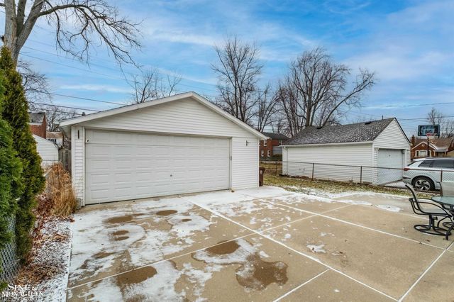 19277 Raymond Street, Grosse Pointe Woods, MI 48236