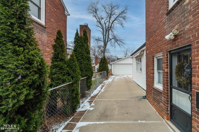 19277 Raymond Street, Grosse Pointe Woods, MI 48236