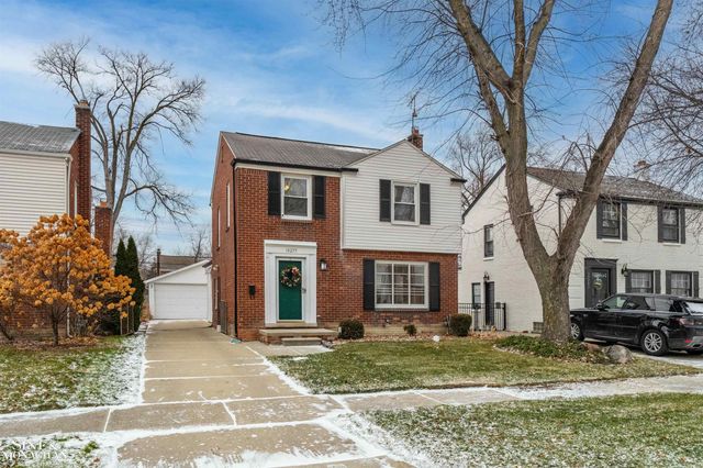 19277 Raymond Street, Grosse Pointe Woods, MI 48236