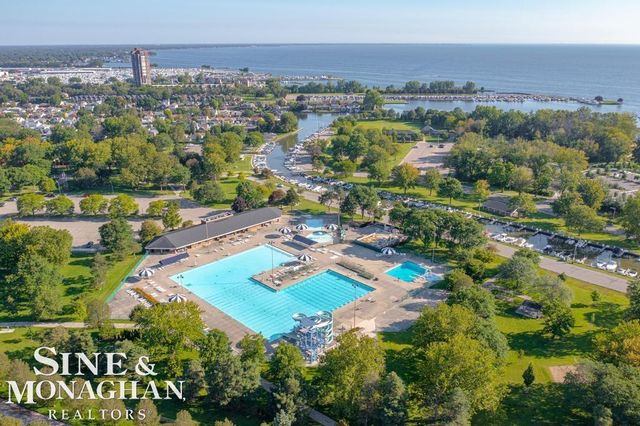 19277 Raymond Street, Grosse Pointe Woods, MI 48236