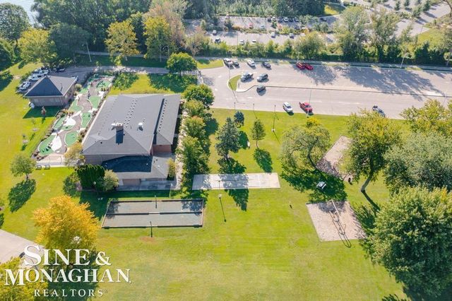 19277 Raymond Street, Grosse Pointe Woods, MI 48236