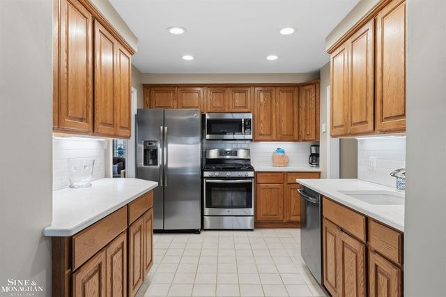 19277 Raymond Street, Grosse Pointe Woods, MI 48236