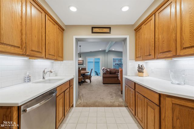 19277 Raymond Street, Grosse Pointe Woods, MI 48236