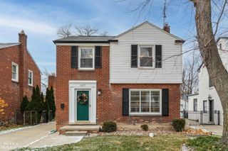 19277 Raymond Street, Grosse Pointe Woods, MI 48236