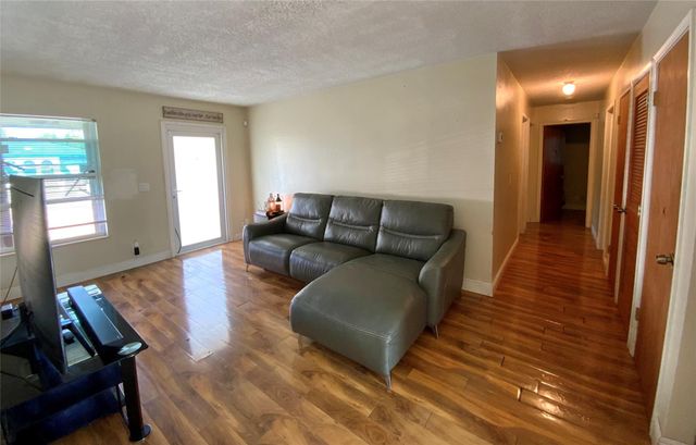 8160 SW 6th St, North Lauderdale, FL 33068