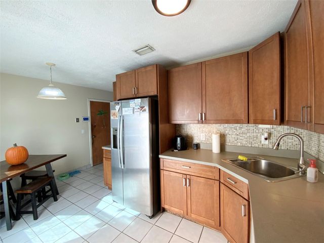 8160 SW 6th St, North Lauderdale, FL 33068