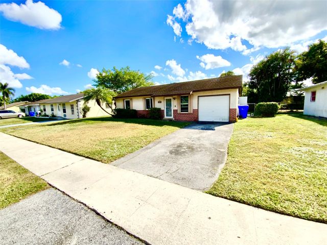 8160 SW 6th St, North Lauderdale, FL 33068