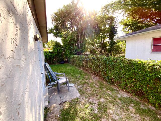 8160 SW 6th St, North Lauderdale, FL 33068