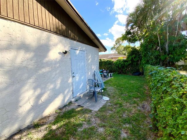 8160 SW 6th St, North Lauderdale, FL 33068
