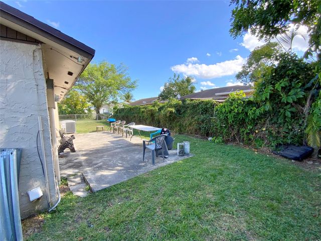 8160 SW 6th St, North Lauderdale, FL 33068