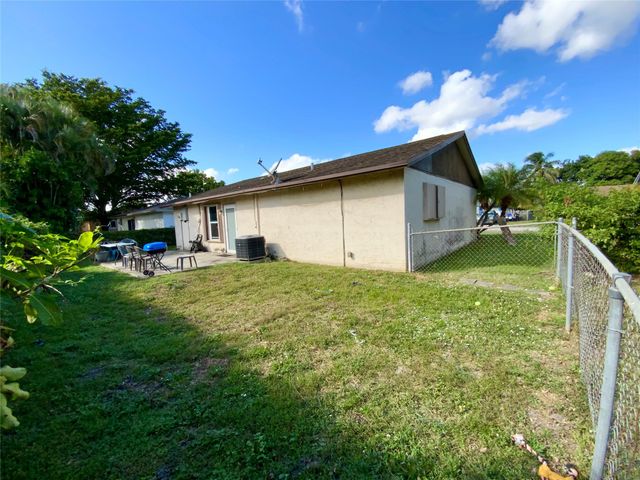 8160 SW 6th St, North Lauderdale, FL 33068